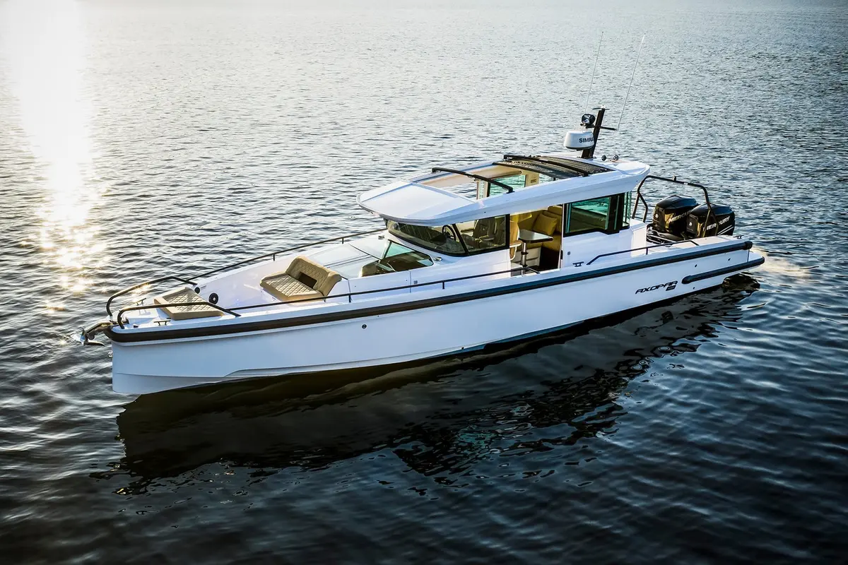Axopar 37, camarote principal — Yacht Hire Saint-Tropez, Saint-Tropez. Axopar 37 — 11.5m