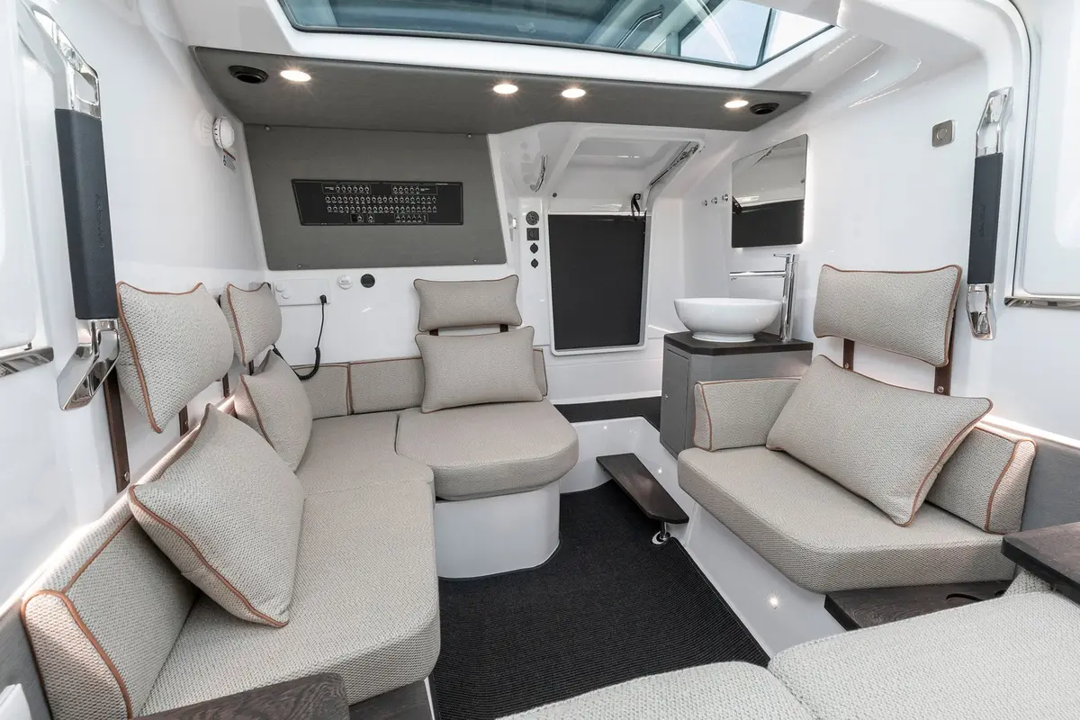 Axopar 37, flybridge — Yacht Hire Saint-Tropez, Saint-Tropez. Axopar 37 — 11.5m