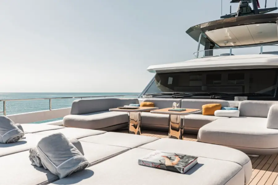Azimut 116, cubierta de popa — Yacht Hire Saint-Tropez, Saint-Tropez. Azimut 116 — 36m
