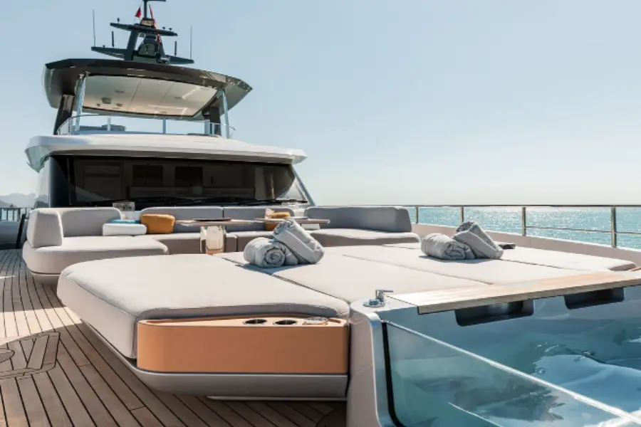Azimut 116, flybridge — Yacht Hire Saint-Tropez, Saint-Tropez. Azimut 116 — 36m