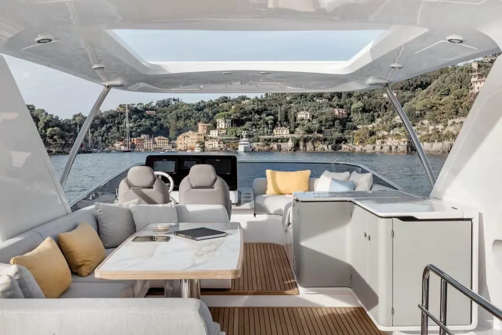 Azimut 60 Fly, master cabin — Yacht Hire Saint-Tropez, Saint-Tropez. Azimut 60 Fly — 20m