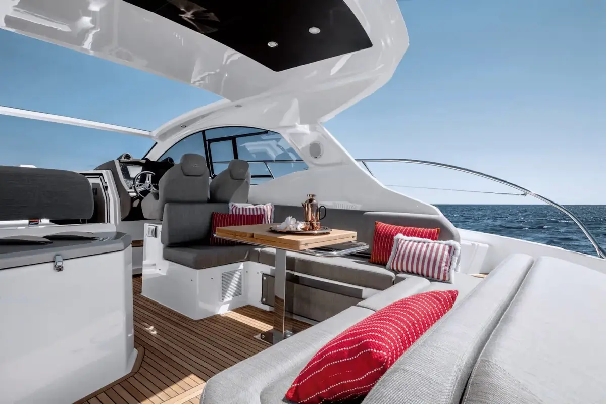 Azimut 45, main deck — Yacht Hire Saint-Tropez, Saint-Tropez. Azimut 45 — 13.7m