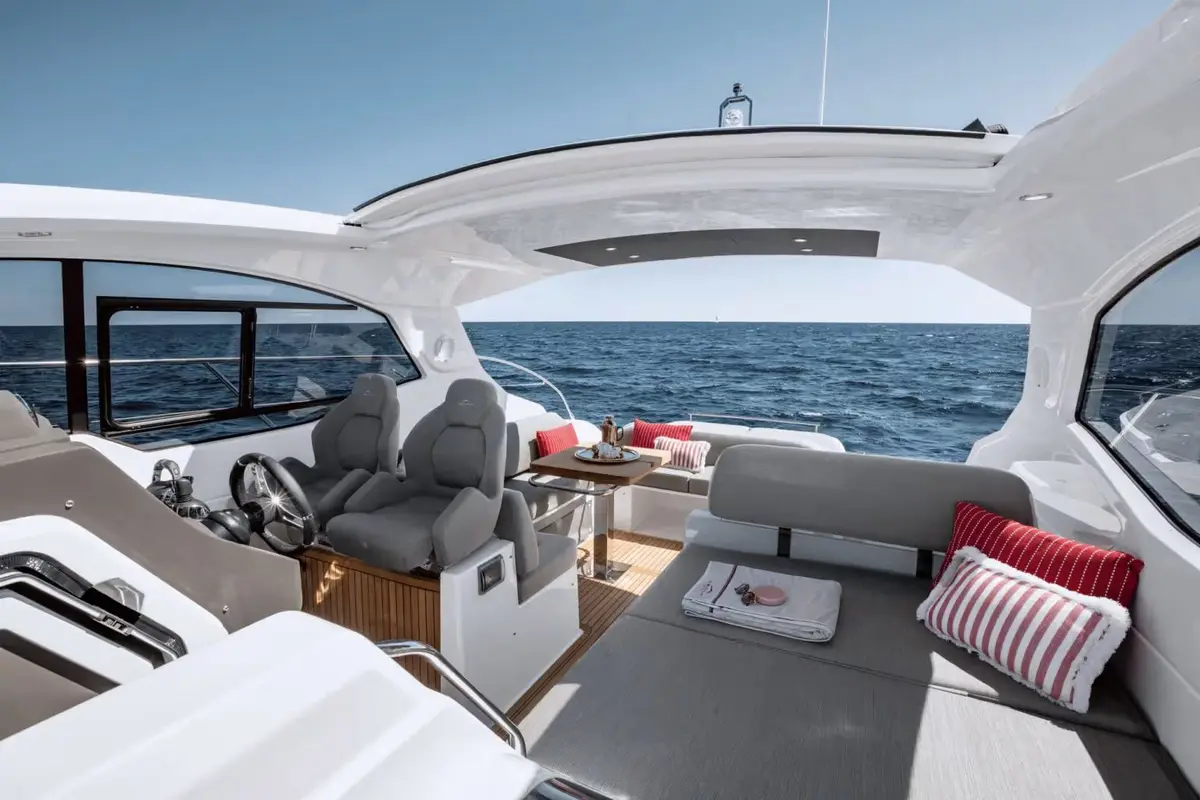 Azimut 45, aft deck — Yacht Hire Saint-Tropez, Saint-Tropez. Azimut 45 — 13.7m