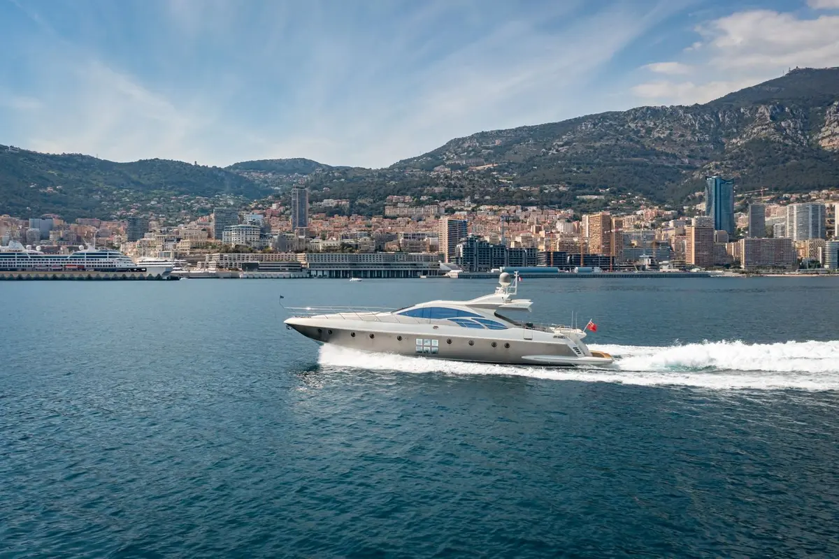 Azimut 86, main deck — Yacht Hire Saint-Tropez, Saint-Tropez. Azimut 86 — 26m