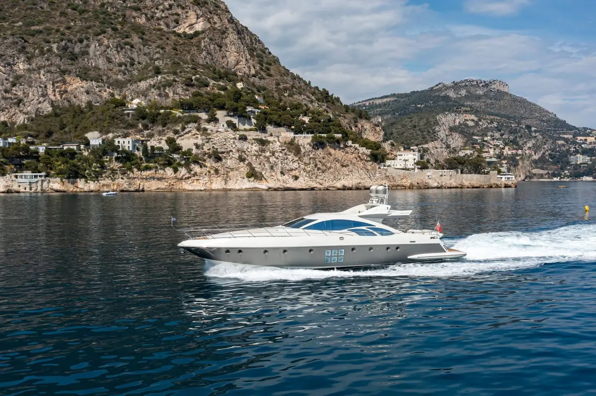 Azimut 86, aft deck — Yacht Hire Saint-Tropez, Saint-Tropez. Azimut 86 — 26m