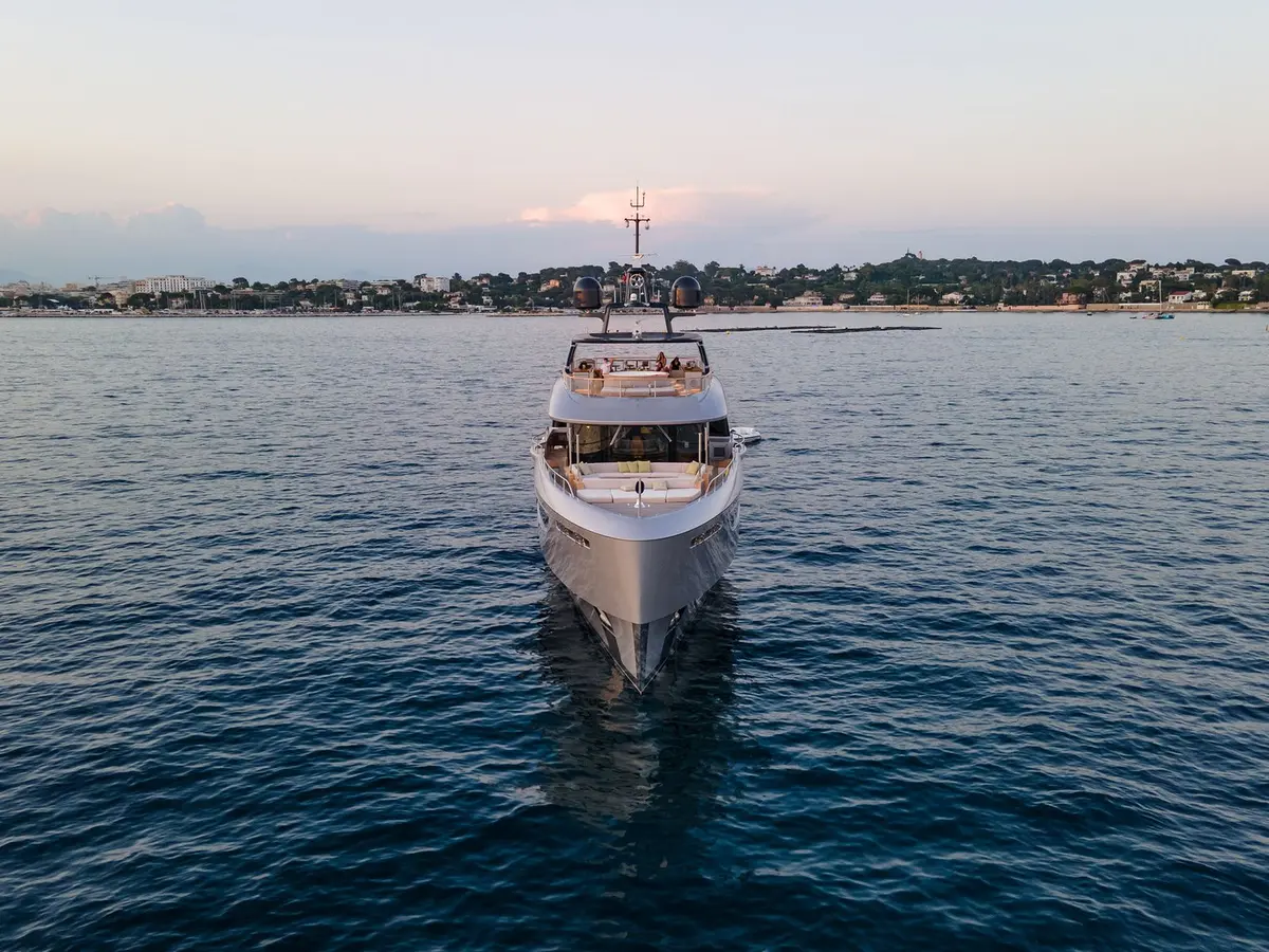 Benetti 28m, aft deck — Yacht Hire Saint-Tropez, Saint-Tropez. Benetti 28m — 28m