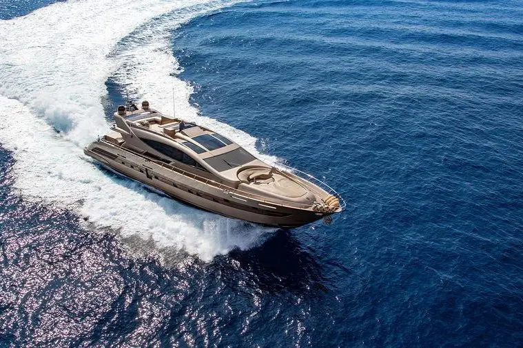 Cerri 102’ Flying Sport, cubierta principal — Yacht Hire Saint-Tropez, Saint-Tropez. Cerri 102’ Flying Sport — 31m