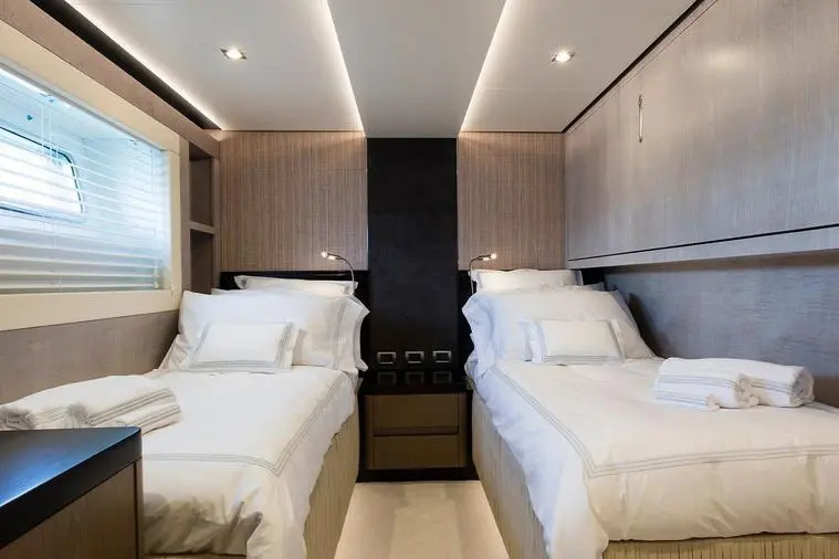 Cerri 102’ Flying Sport, salón — Yacht Hire Saint-Tropez, Saint-Tropez. Cerri 102’ Flying Sport — 31m