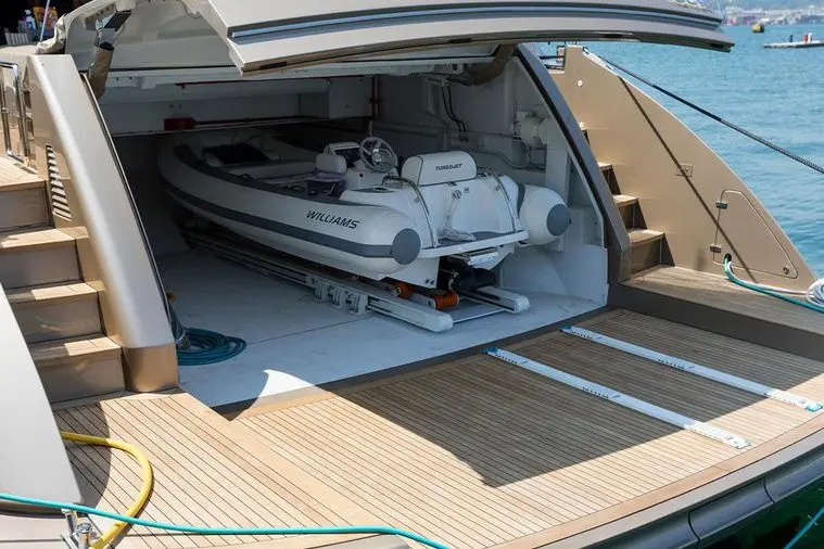 Cerri 102’ Flying Sport, camarote principal — Yacht Hire Saint-Tropez, Saint-Tropez. Cerri 102’ Flying Sport — 31m