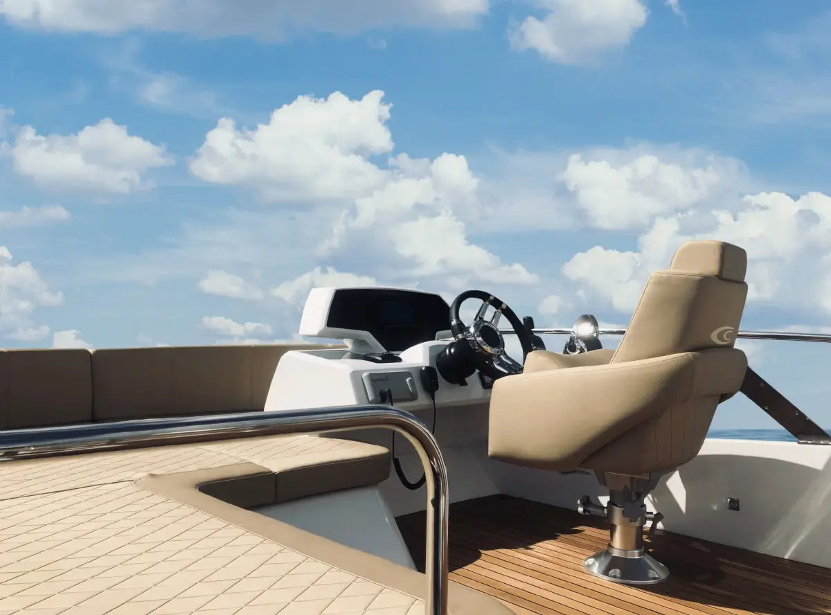Cobrey 50 FLY, cubierta principal — Yacht Hire Saint-Tropez, Saint-Tropez. De Pampelonne a Cap Taillat en un solo día