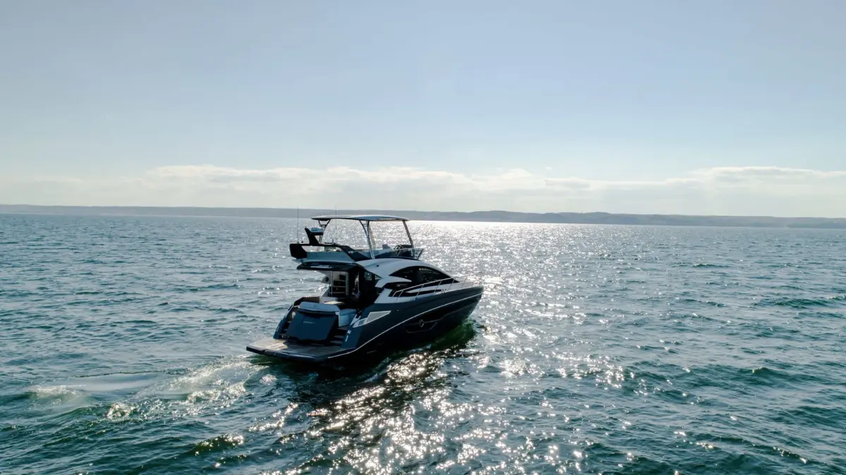 Cobrey 50 FLY, cubierta de popa — Yacht Hire Saint-Tropez, Saint-Tropez. De Pampelonne a Cap Taillat en un solo día
