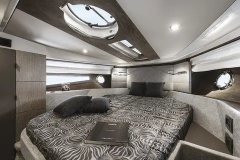 Cranchi M44 HT, cubierta de popa — Yacht Hire Saint-Tropez, Saint-Tropez. Cranchi M44 HT — 14m