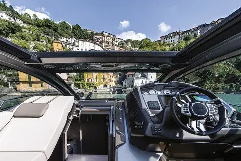 Cranchi M44 HT, salón — Yacht Hire Saint-Tropez, Saint-Tropez. Cranchi M44 HT — 14m