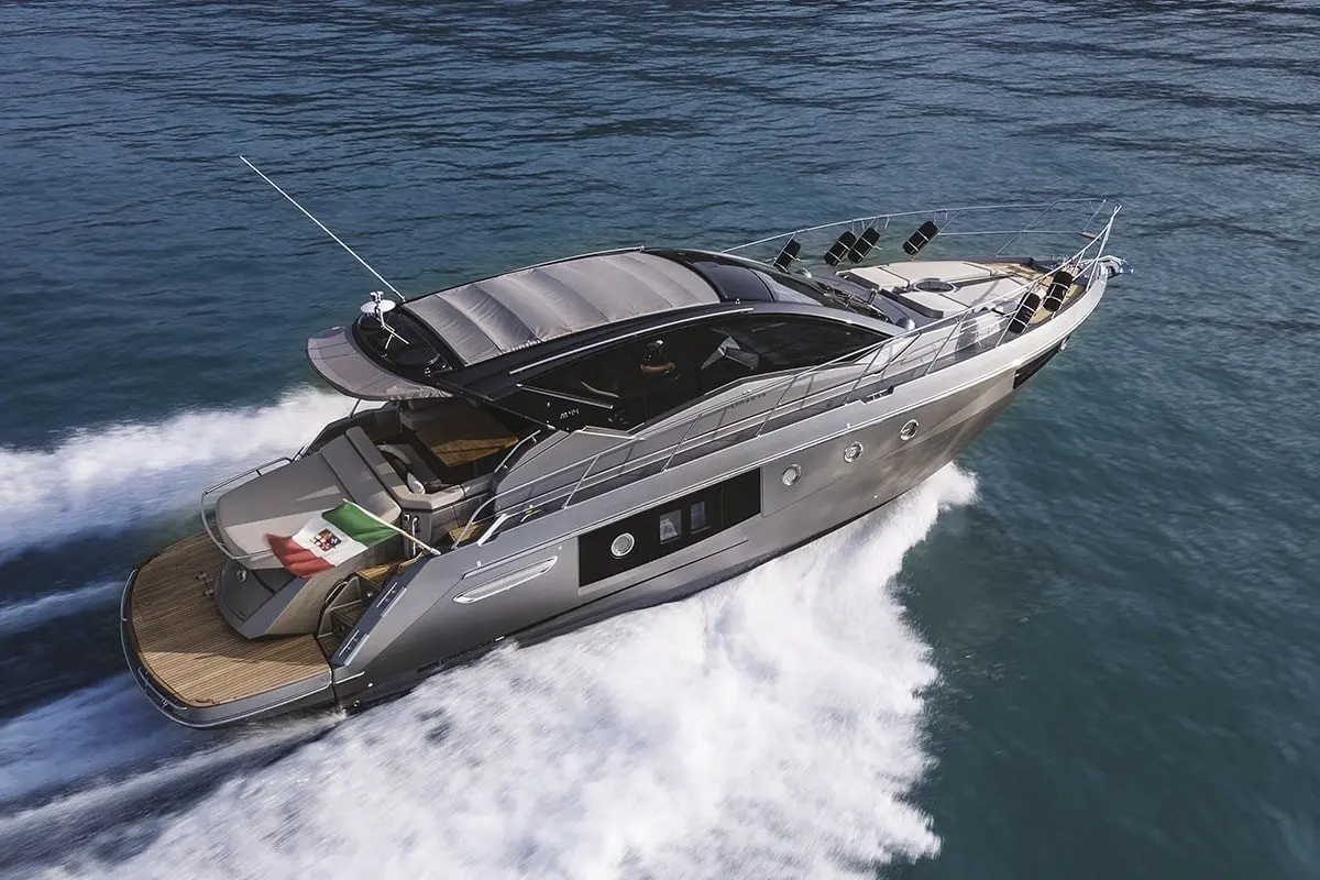 Cranchi M44 HT, camarote principal — Yacht Hire Saint-Tropez, Saint-Tropez. Cranchi M44 HT — 14m