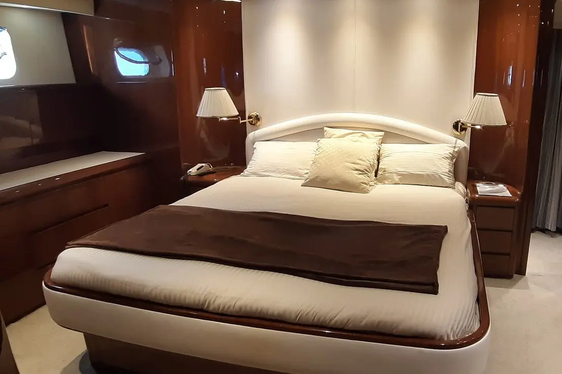 Falcon 80S, salon — Yacht Hire Saint-Tropez, Saint-Tropez. Falcon 80S — 24m