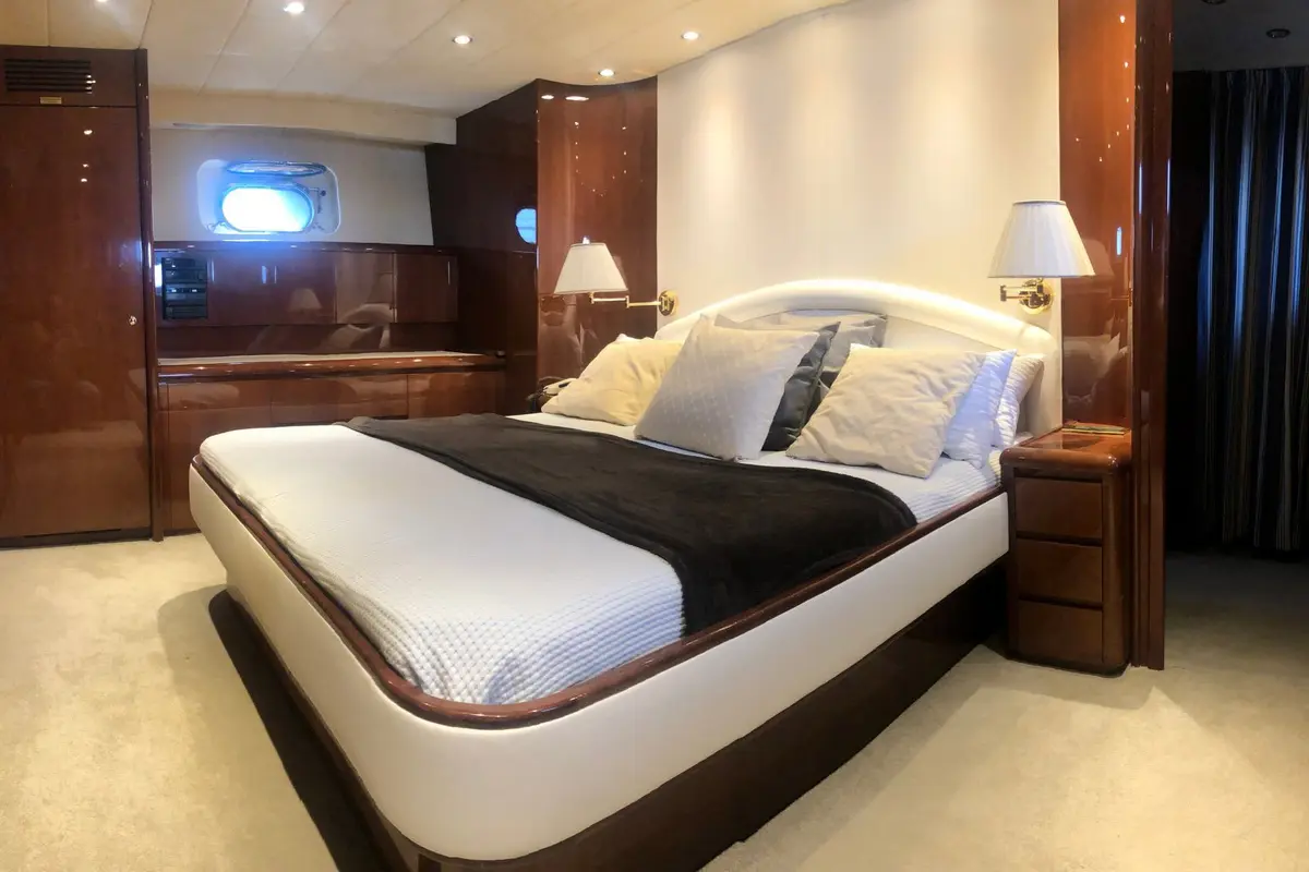 Falcon 80S, master cabin — Yacht Hire Saint-Tropez, Saint-Tropez. Falcon 80S — 24m