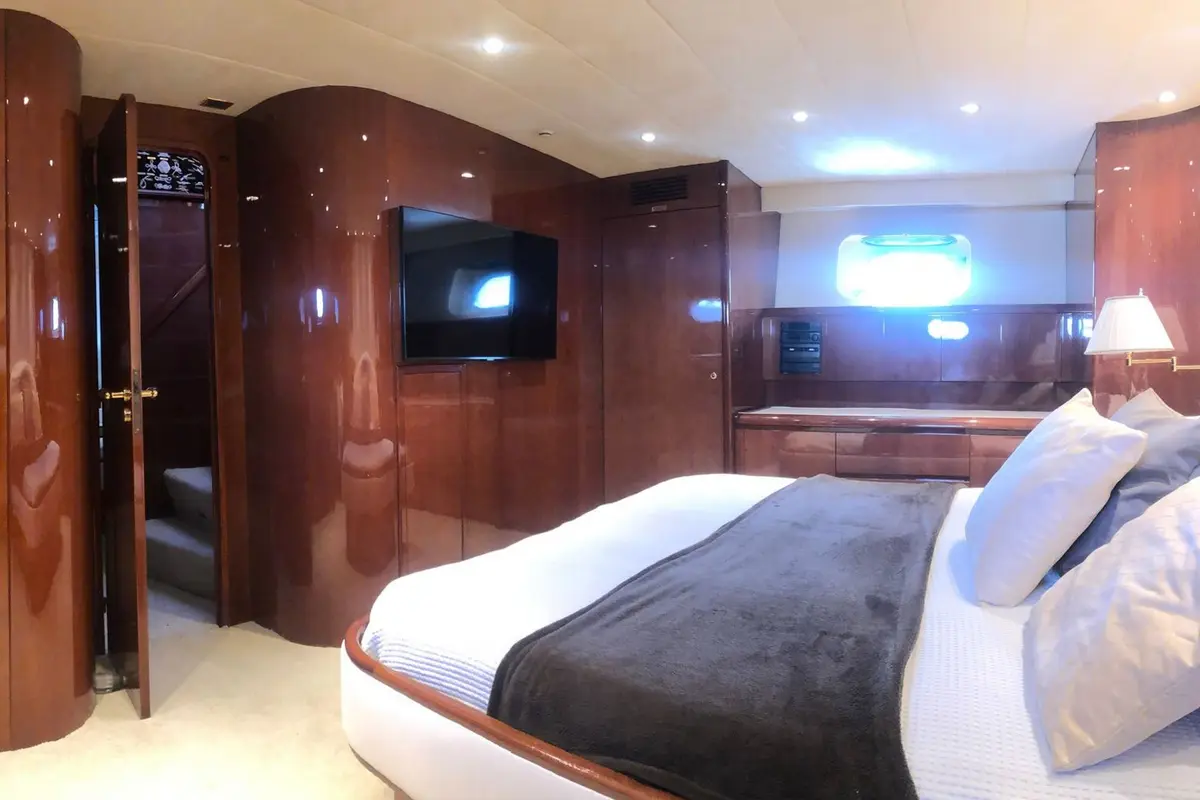 Falcon 80S, flybridge — Yacht Hire Saint-Tropez, Saint-Tropez. Falcon 80S — 24m