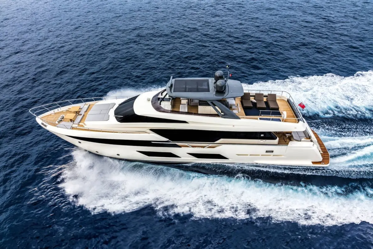 Ferretti 920, exterior — Yacht Hire Saint-Tropez, Saint-Tropez. Rumbo a Pampelonne con tender listo en cubierta