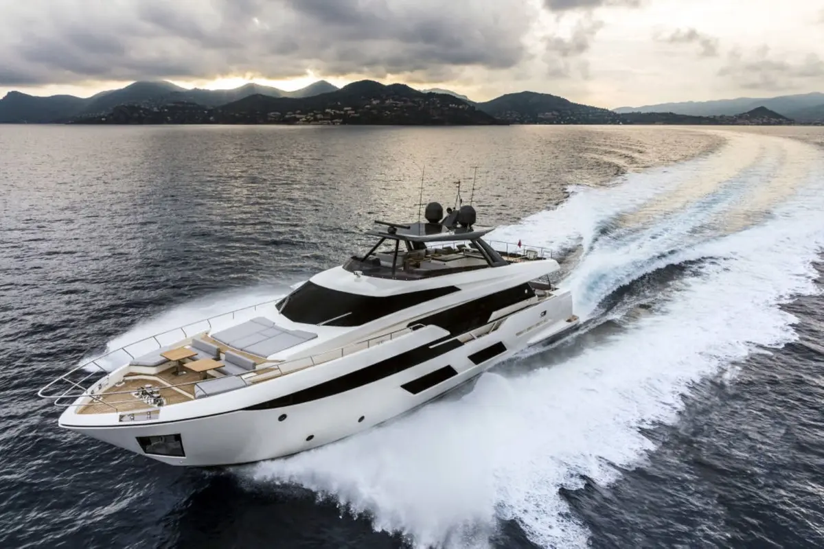 Ferretti 920, cubierta principal — Yacht Hire Saint-Tropez, Saint-Tropez. Rumbo a Pampelonne con tender listo en cubierta