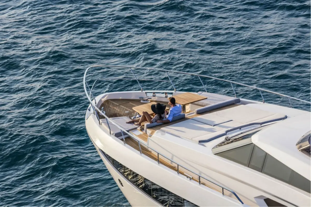 Ferretti 920, cubierta de popa — Yacht Hire Saint-Tropez, Saint-Tropez. Rumbo a Pampelonne con tender listo en cubierta