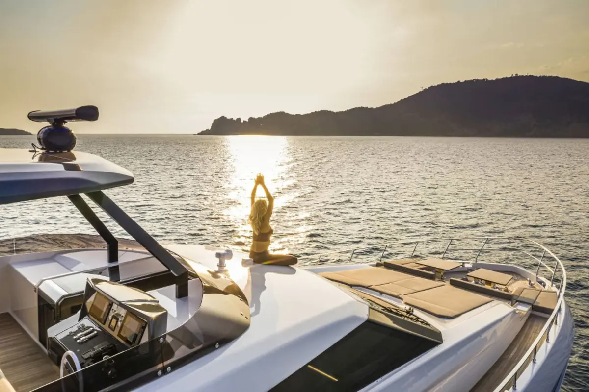 Ferretti 920, salón — Yacht Hire Saint-Tropez, Saint-Tropez. Rumbo a Pampelonne con tender listo en cubierta