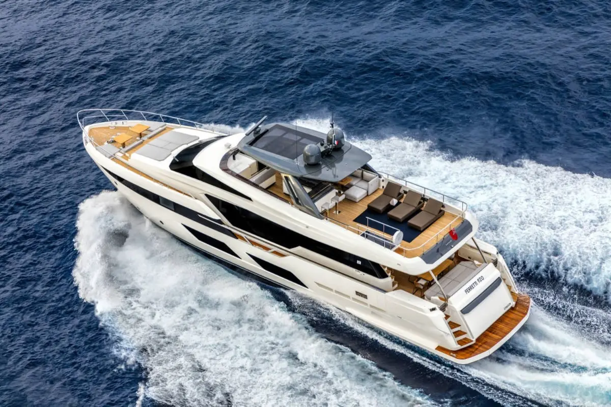 Ferretti 920, flybridge — Yacht Hire Saint-Tropez, Saint-Tropez. Rumbo a Pampelonne con tender listo en cubierta