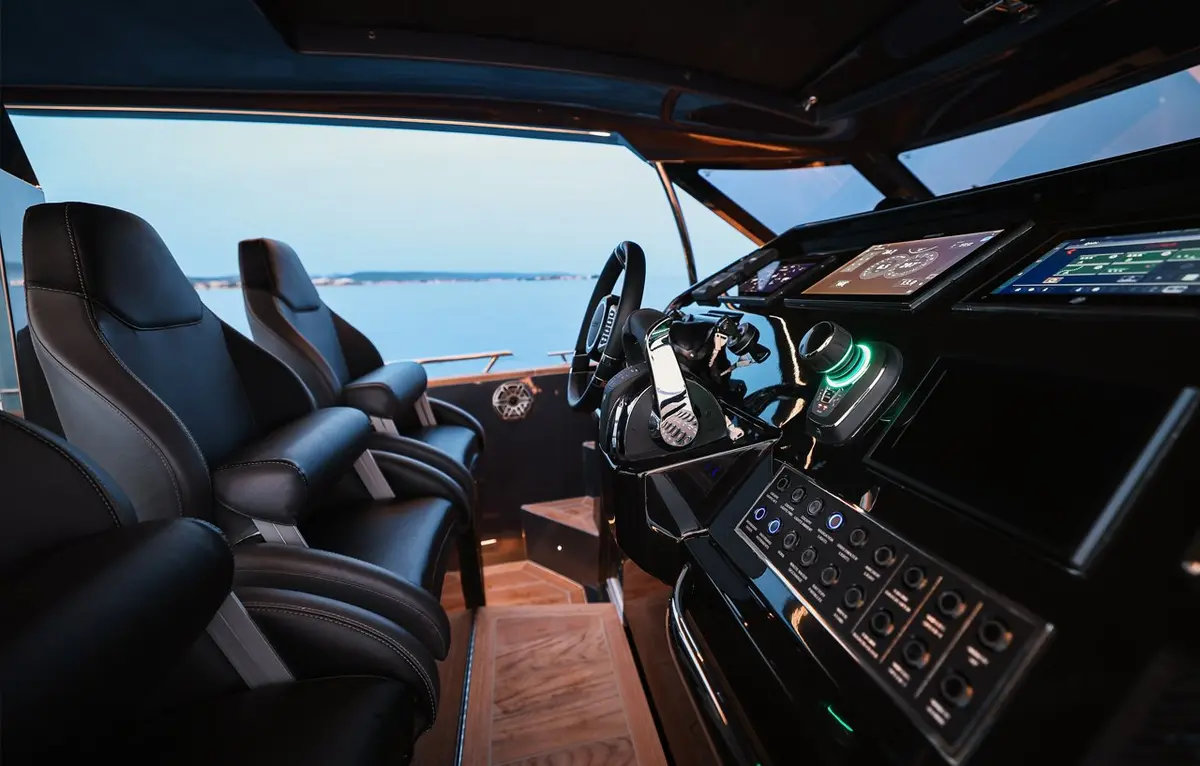 Forza 37, salon — Yacht Hire Saint-Tropez, Saint-Tropez. Forza 37 — 20m