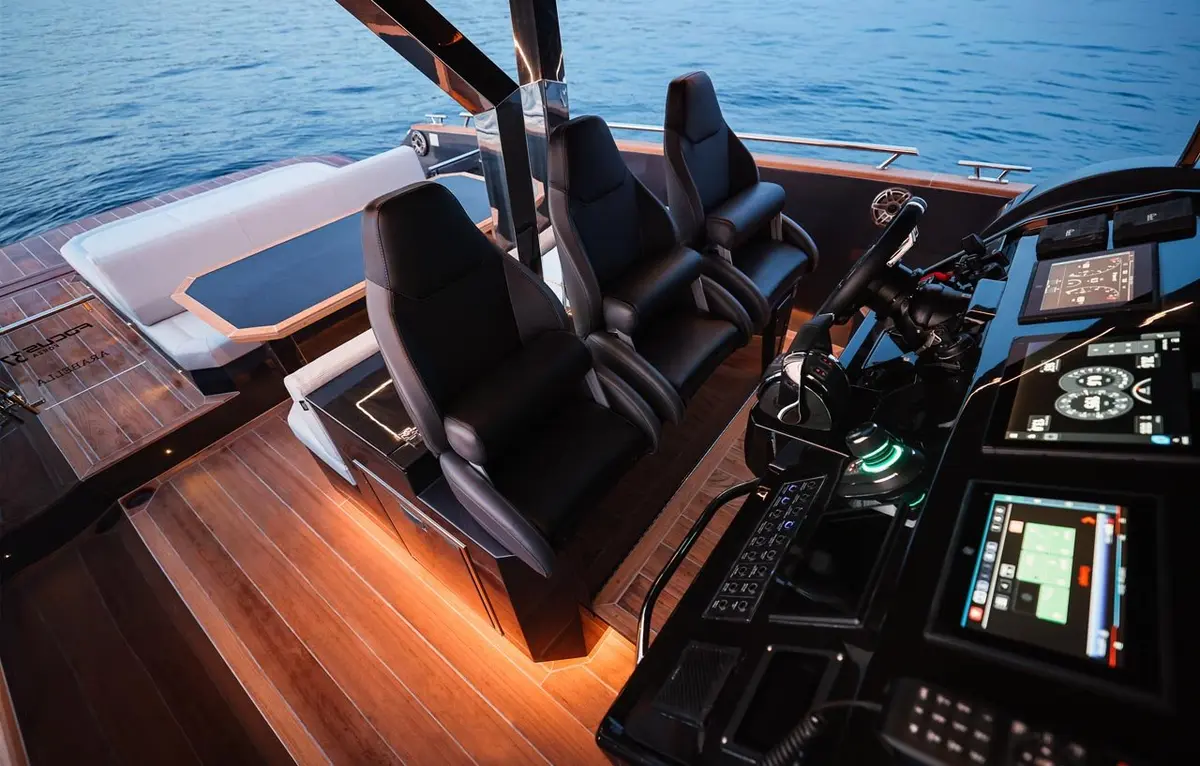 Forza 37, master cabin — Yacht Hire Saint-Tropez, Saint-Tropez. Forza 37 — 20m