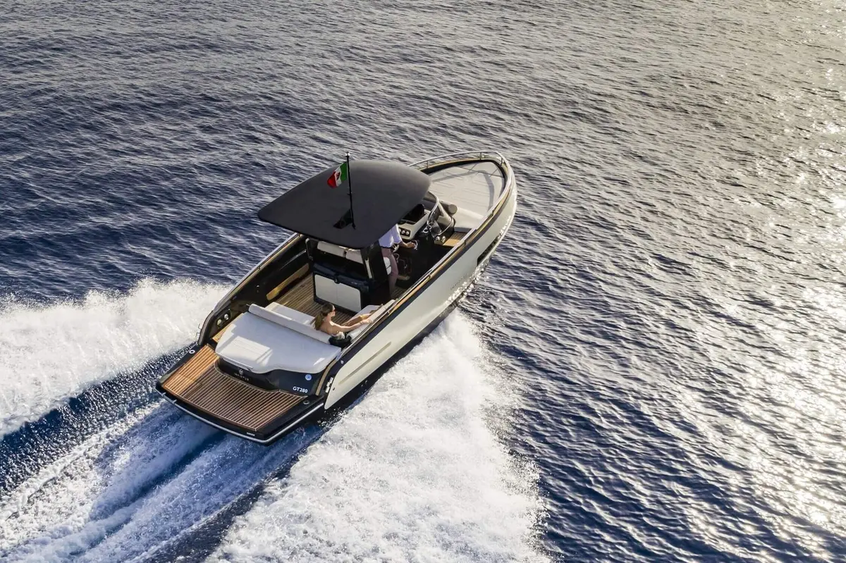 Invictus 280 GT, exterior — Yacht Hire Saint-Tropez, Saint-Tropez. Invictus 280 GT — 8.9m