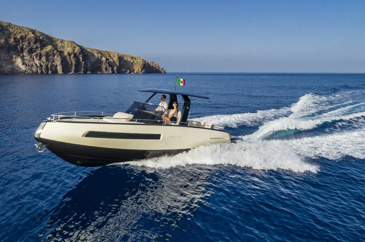 Invictus 280 GT, main deck — Yacht Hire Saint-Tropez, Saint-Tropez. Invictus 280 GT — 8.9m