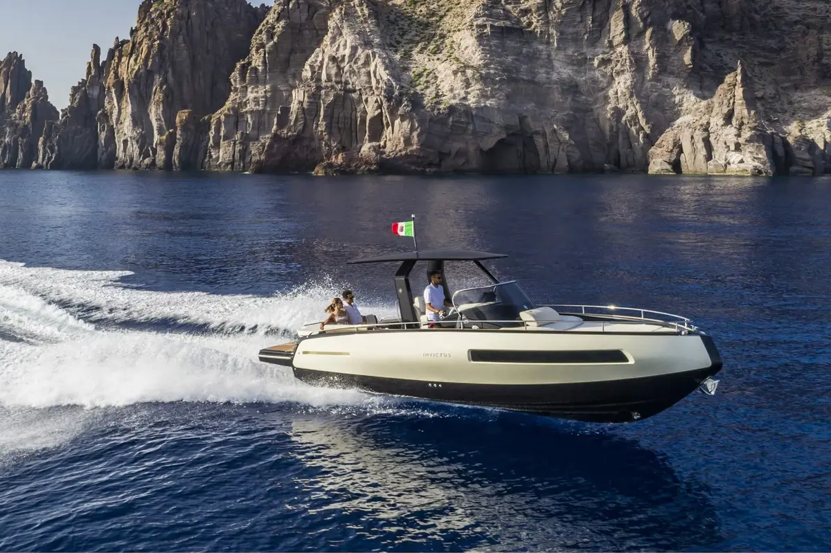 Invictus 280 GT, aft deck — Yacht Hire Saint-Tropez, Saint-Tropez. Invictus 280 GT — 8.9m