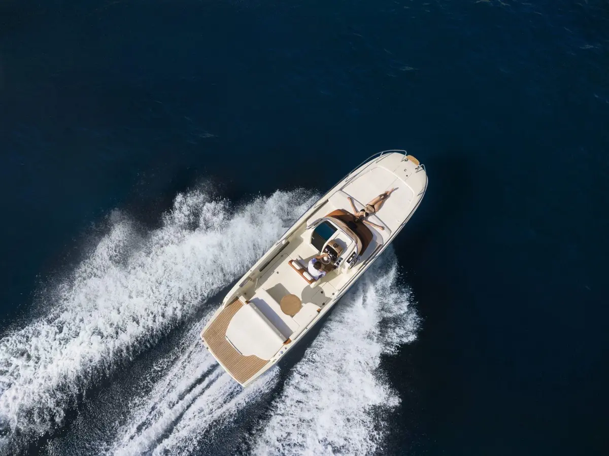 Invictus 280, main deck — Yacht Hire Saint-Tropez, Saint-Tropez. Invictus 280 — 9m