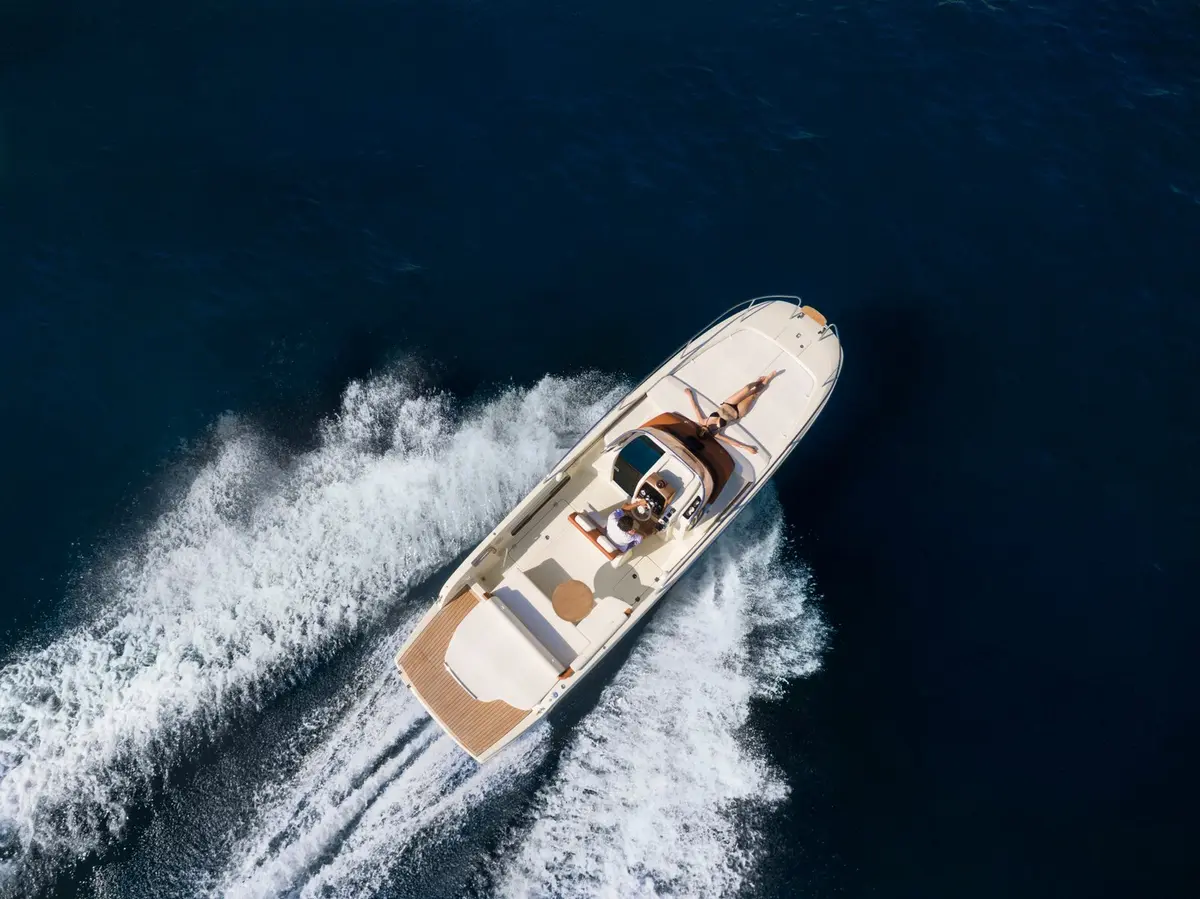Invictus 280, aft deck — Yacht Hire Saint-Tropez, Saint-Tropez. Invictus 280 — 9m