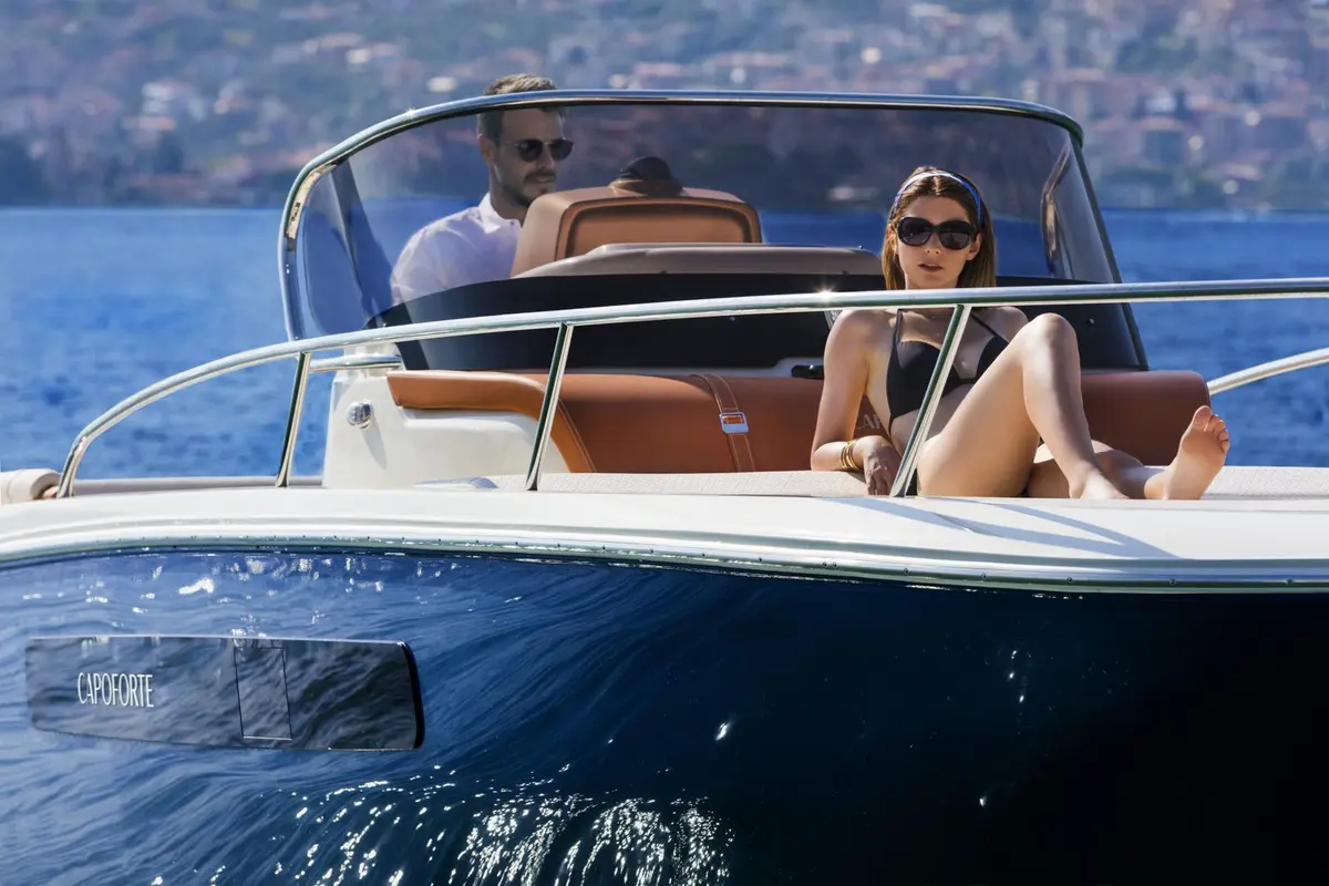 Invictus 280, salon — Yacht Hire Saint-Tropez, Saint-Tropez. Invictus 280 — 9m