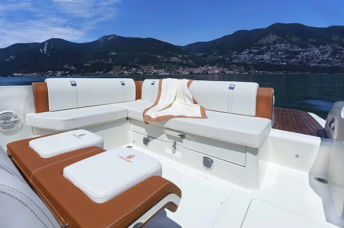 Invictus 280, flybridge — Yacht Hire Saint-Tropez, Saint-Tropez. Invictus 280 — 9m