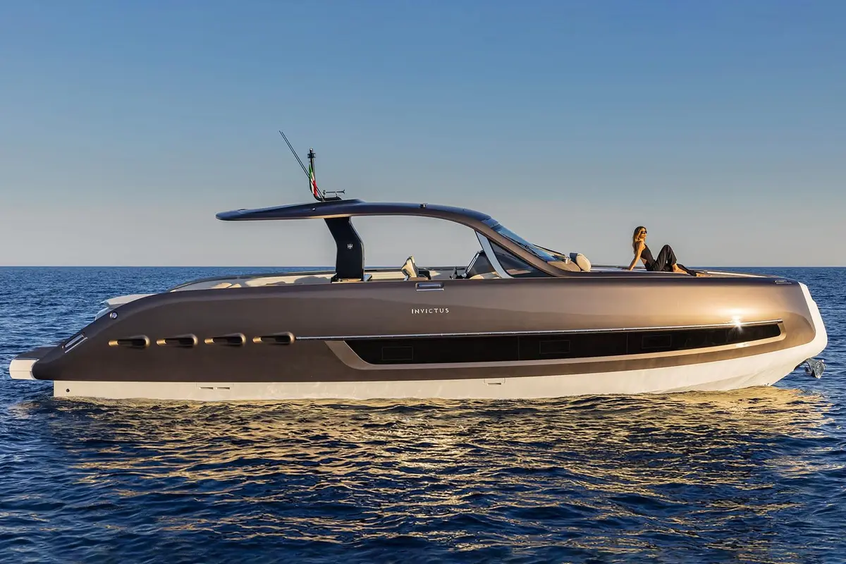 Invictus 460, exterior — Yacht Hire Saint-Tropez, Saint-Tropez. Velocidad ágil rumbo a las playas de Pampelonne