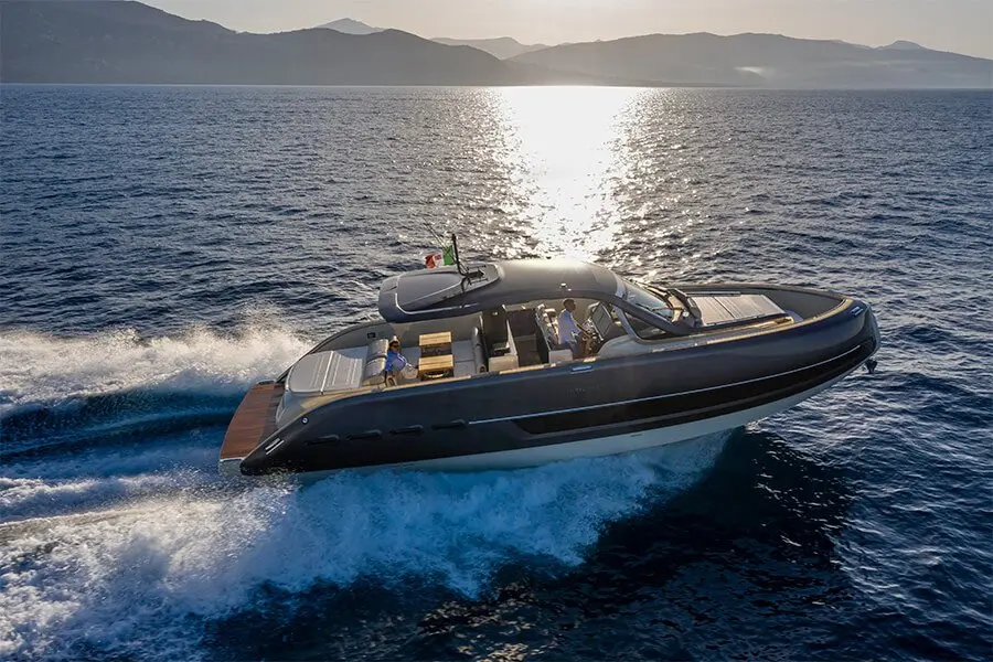 Invictus 460, cubierta principal — Yacht Hire Saint-Tropez, Saint-Tropez. Velocidad ágil rumbo a las playas de Pampelonne