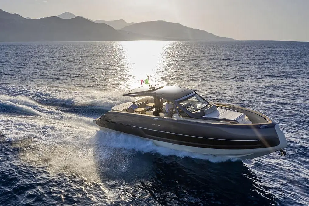 Invictus 460, cubierta de popa — Yacht Hire Saint-Tropez, Saint-Tropez. Velocidad ágil rumbo a las playas de Pampelonne