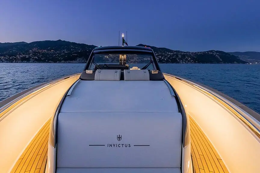 Invictus 460, salón — Yacht Hire Saint-Tropez, Saint-Tropez. Velocidad ágil rumbo a las playas de Pampelonne