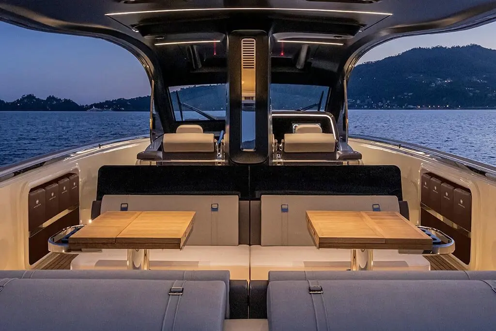 Invictus 460, camarote principal — Yacht Hire Saint-Tropez, Saint-Tropez. Velocidad ágil rumbo a las playas de Pampelonne