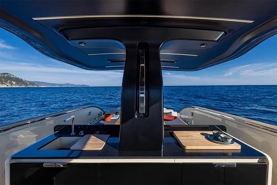 Invictus 460, flybridge — Yacht Hire Saint-Tropez, Saint-Tropez. Velocidad ágil rumbo a las playas de Pampelonne
