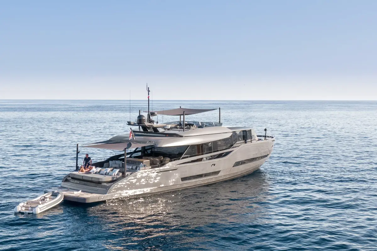 Extra 86, cubierta de popa — Yacht Hire Saint-Tropez, Saint-Tropez. Extra 86 — 26m
