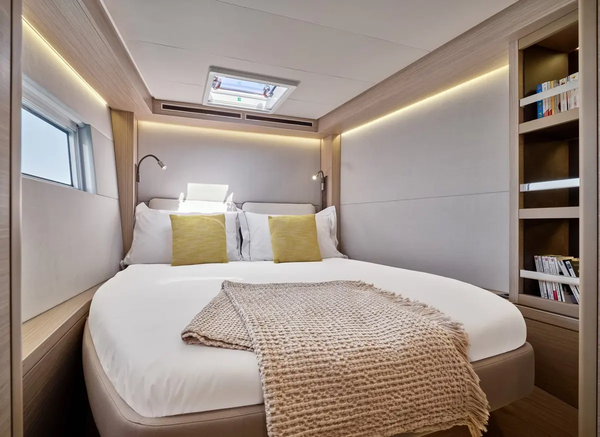 Lagoon 5.1, master cabin — Yacht Hire Saint-Tropez, Saint-Tropez. Lagoon 5.1 — 14m