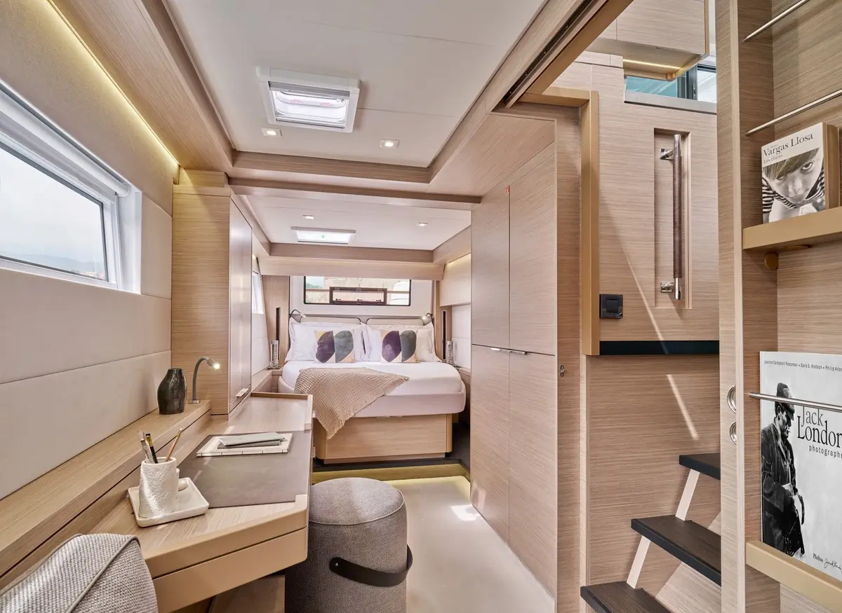 Lagoon 5.1, flybridge — Yacht Hire Saint-Tropez, Saint-Tropez. Lagoon 5.1 — 14m