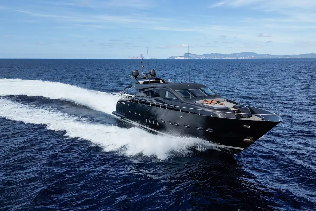 Leopard 31, flybridge — Yacht Hire Saint-Tropez, Saint-Tropez. Leopard 31 — 31m