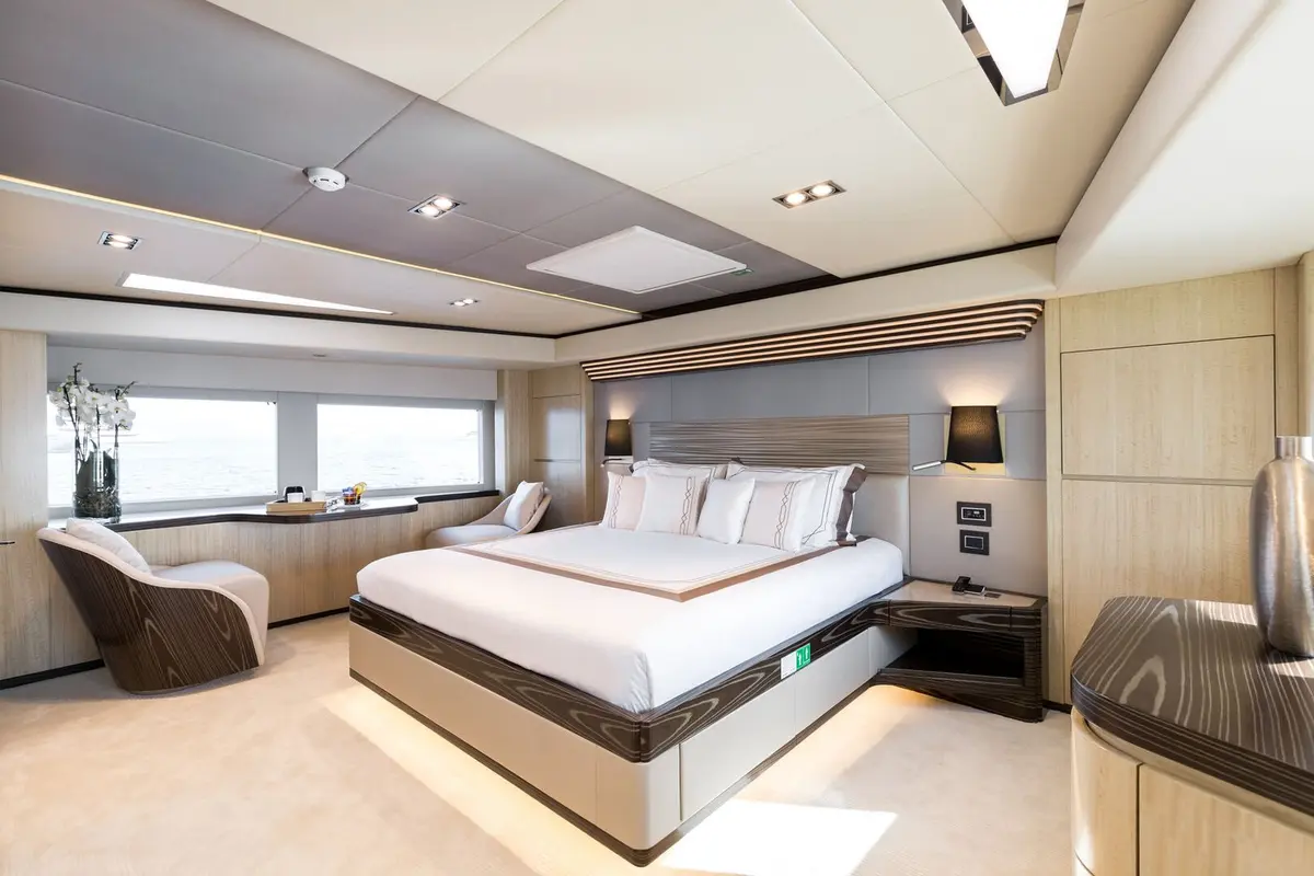 Majesty 100, salon — Yacht Hire Saint-Tropez, Saint-Tropez. Majesty 100 — 32m
