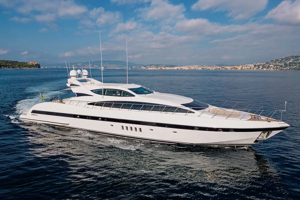 Mangusta 105, exterior — Yacht Hire Saint-Tropez, Saint-Tropez. Mangusta 105 — 31m
