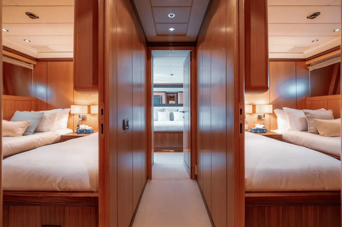 Mangusta 105, salon — Yacht Hire Saint-Tropez, Saint-Tropez. Mangusta 105 — 31m