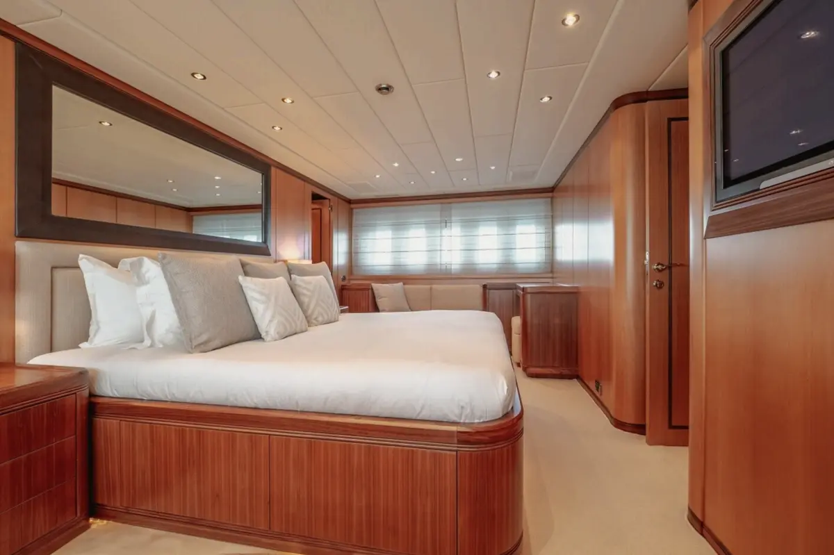 Mangusta 105, master cabin — Yacht Hire Saint-Tropez, Saint-Tropez. Mangusta 105 — 31m
