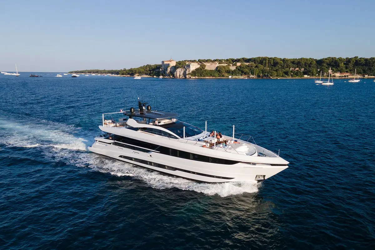Mangusta 33, exterior — Yacht Hire Saint-Tropez, Saint-Tropez. Casco planeador y velocidad rumbo a Pampelonne
